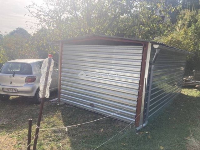 Eladó garázs, Pécsett, Nagydeindoli utcában 1 M Ft