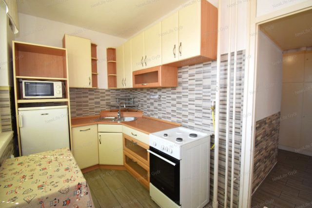 Eladó panellakás, Győrött 42.99 M Ft, 2 szobás
