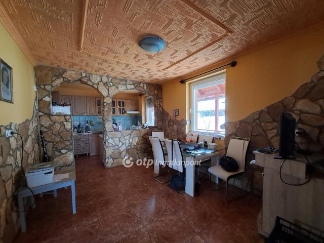 Eladó családi ház, Kisújszálláson 37 M Ft, 3 szobás