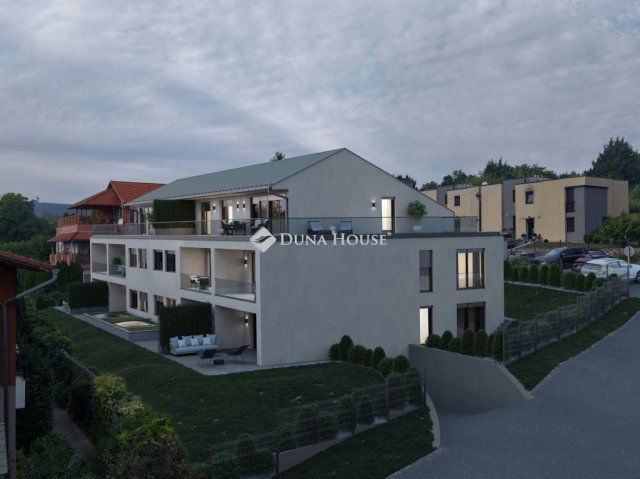 Eladó téglalakás, Pécsett 89.9 M Ft, 4 szobás