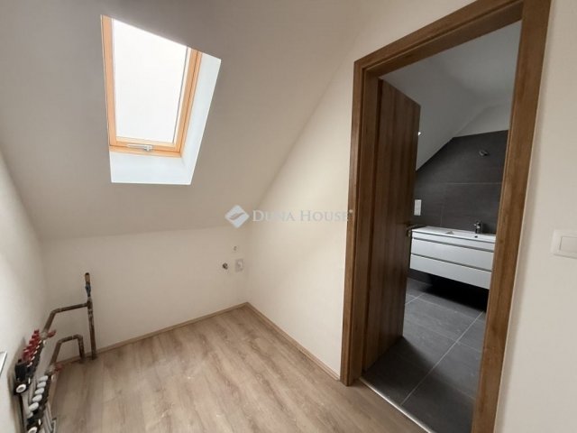 Eladó családi ház, Hosszúhetényen 89.9 M Ft, 5 szobás