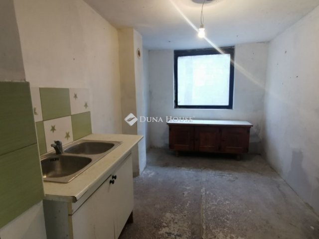 Eladó családi ház, Lábatlanon 23 M Ft, 3 szobás