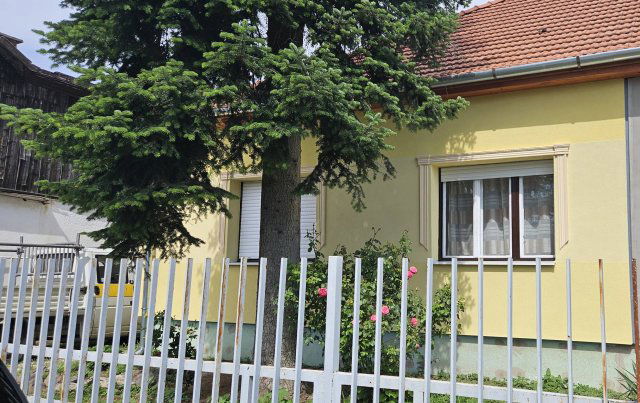 Eladó ikerház, Szolnokon 36 M Ft, 2 szobás / költözzbe.hu