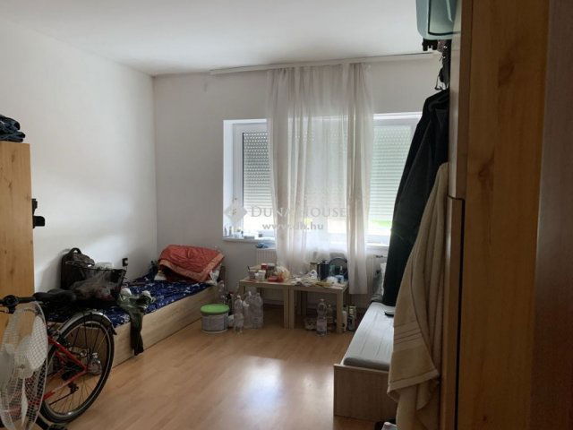 Eladó családi ház, Vecsésen 299.9 M Ft, 13 szobás