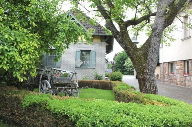 Eladó családi ház, Üllőn 303 M Ft, 12 szobás