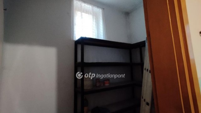 Eladó családi ház, Jászberényben 30 M Ft, 2 szobás