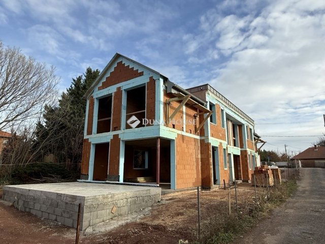 Eladó ikerház, Pécsett 169.9 M Ft, 4 szobás