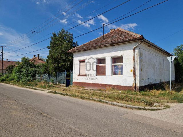 Eladó családi ház, Törtelen 20 M Ft, 3 szobás