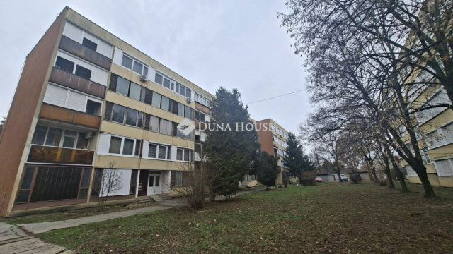 Eladó panellakás, Dombóváron, Bezerédj utcában 24 M Ft