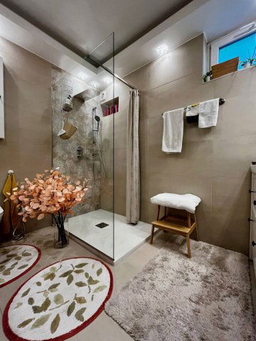 Eladó családi ház, Pécsett 239.9 M Ft, 7 szobás