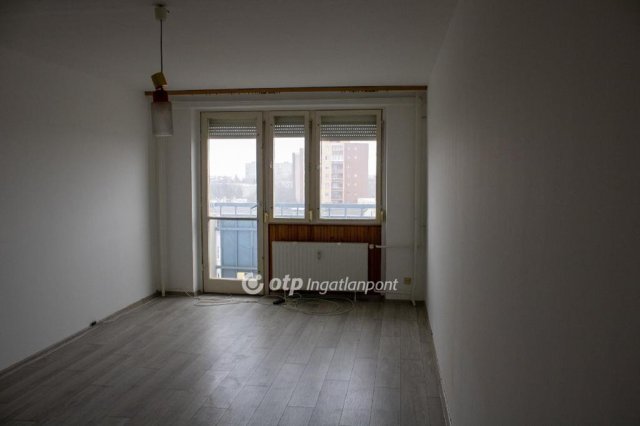 Eladó panellakás, Dunaújvárosban 32.9 M Ft, 2 szobás