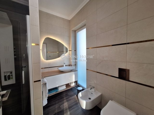 Eladó családi ház, Szadán 265 M Ft, 6 szobás