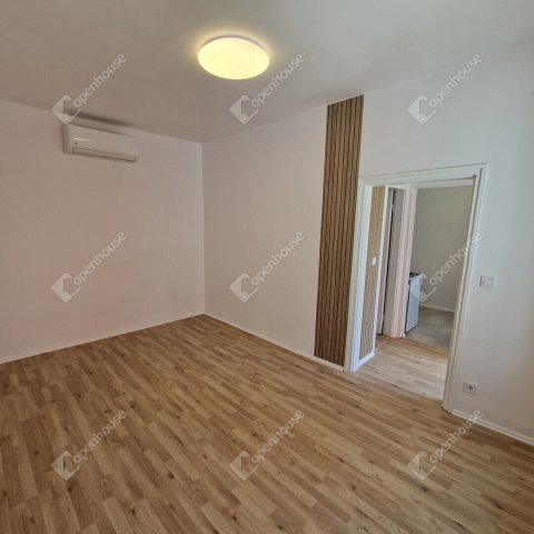Eladó téglalakás, Siófokon 48 M Ft, 2 szobás