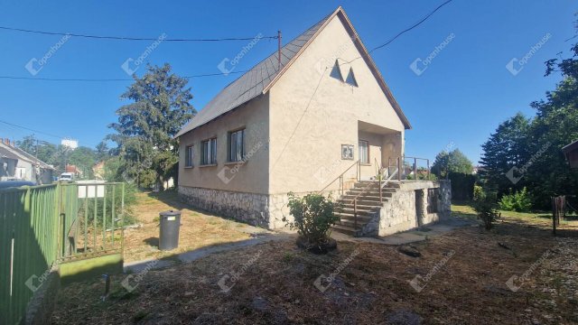 Eladó családi ház, Komáromban 59.9 M Ft, 3 szobás