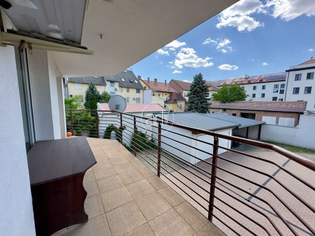 Kiadó téglalakás, albérlet, Szegeden, Zoltán utcában, 5 szobás