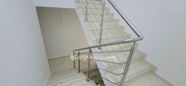 Eladó családi ház, Debrecenben 180 M Ft, 3 szobás