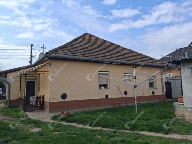 Eladó családi ház, Ácson 47.5 M Ft, 4 szobás