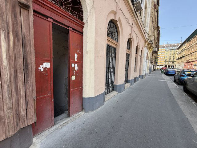 Eladó üzlethelyiség, VIII. kerületben, II. János Pál pápa téren