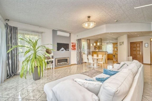 Eladó családi ház, Törökbálinton 365 M Ft, 9 szobás