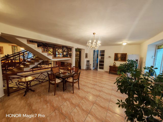 Eladó családi ház, Látrányon 159 M Ft, 12 szobás