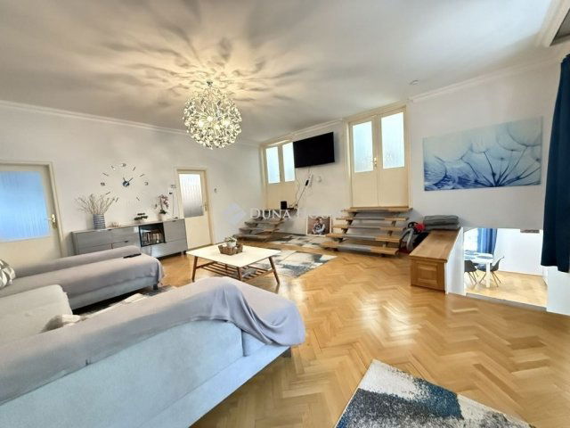 Eladó családi ház, Abasáron 109.9 M Ft, 4+2 szobás