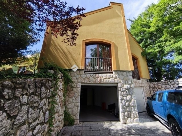 Eladó családi ház, Pécsett 120 M Ft, 6 szobás