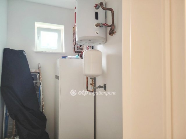 Eladó családi ház, Velencén 129.9 M Ft, 4 szobás