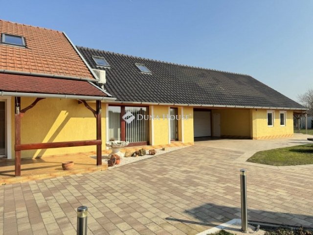 Eladó családi ház, Békéscsabán 89.9 M Ft, 6 szobás