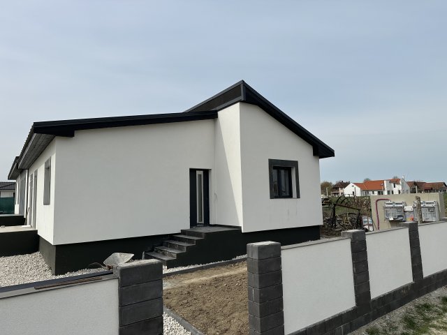 Eladó ikerház, Balatonszabadiban 79.99 M Ft, 3 szobás