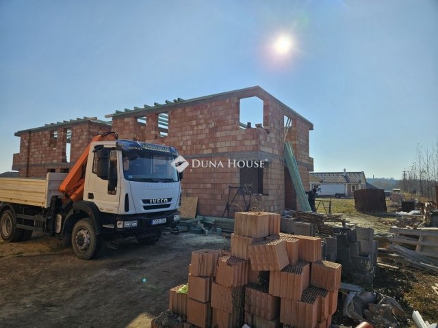 Eladó téglalakás, Mendén 79.9 M Ft, 4 szobás