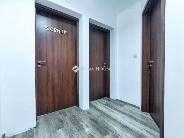 Eladó családi ház, Kiskunlacházán 427.5 M Ft, 9 szobás