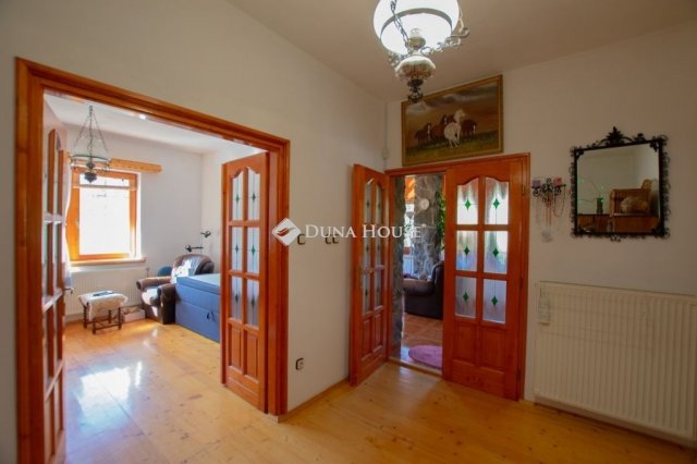 Eladó családi ház, Csabdiban 275 M Ft, 5 szobás