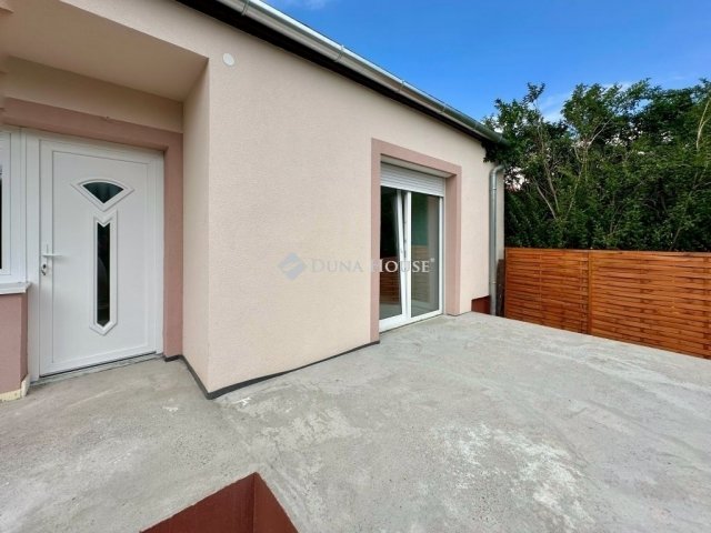 Eladó családi ház, Pécsett 88.9 M Ft, 4 szobás