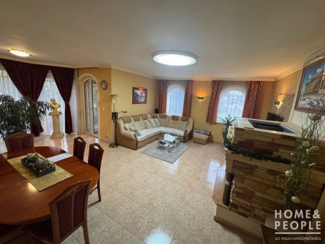 Eladó családi ház, Szegeden 220 M Ft, 5 szobás