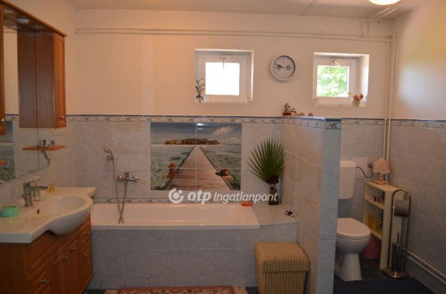 Eladó családi ház, Balatongyörökön 330 M Ft, 8 szobás