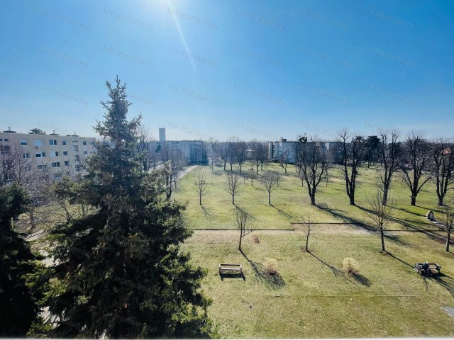 Eladó panellakás, Komáromban 49.9 M Ft, 2+1 szobás