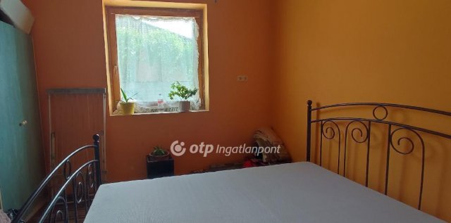 Eladó családi ház, Ajkán 30 M Ft, 3 szobás