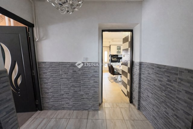 Eladó családi ház, Bakson 82 M Ft, 6 szobás