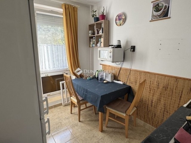 Eladó panellakás, Pécsett 39.9 M Ft, 3 szobás
