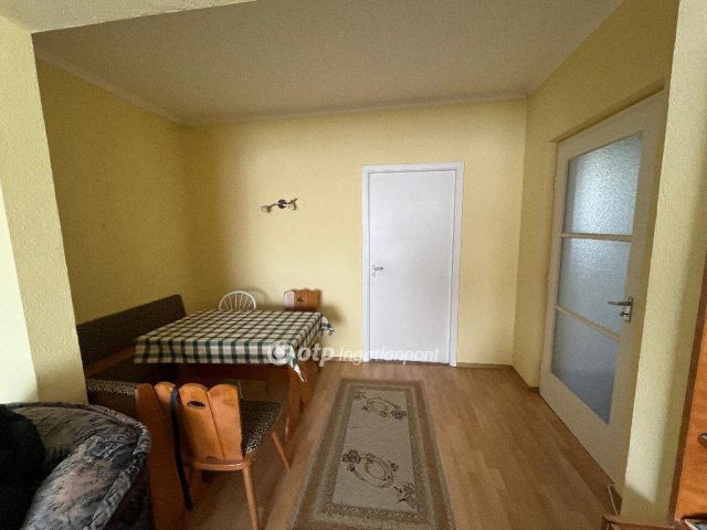 Eladó panellakás, Mosonmagyaróváron 37.5 M Ft, 2 szobás