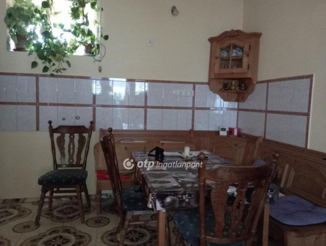 Eladó családi ház, Majson 20 M Ft, 2 szobás