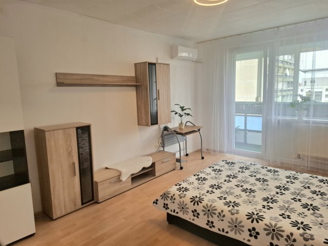 Eladó panellakás, Debrecenben, Borbíró téren 61.5 M Ft