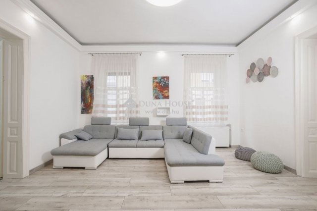 Eladó téglalakás, Pécsett 120 M Ft, 4 szobás