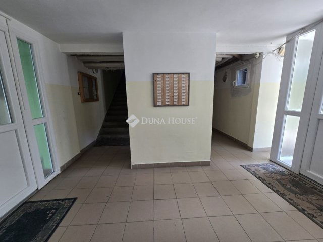 Eladó panellakás, Pécsett 40.9 M Ft, 2 szobás