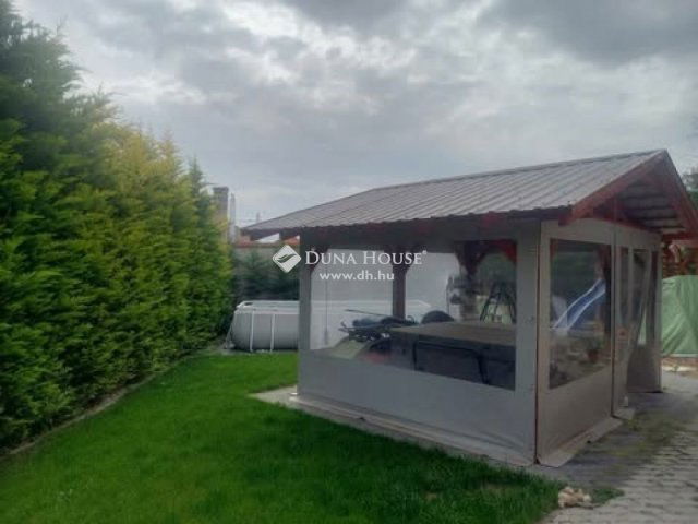 Eladó családi ház, Vecsésen 160 M Ft, 6 szobás