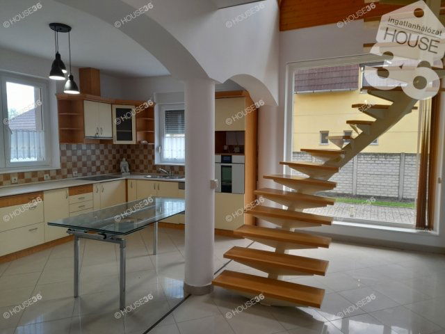 Eladó családi ház, Barcson 107 M Ft, 7 szobás