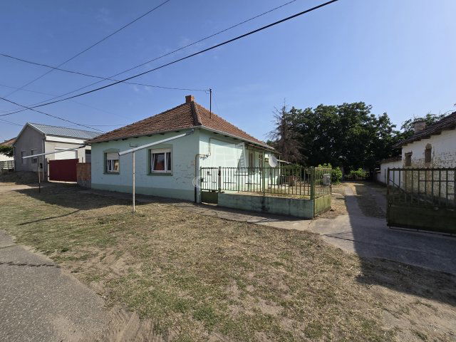Eladó családi ház, Borotán 18 M Ft, 3 szobás