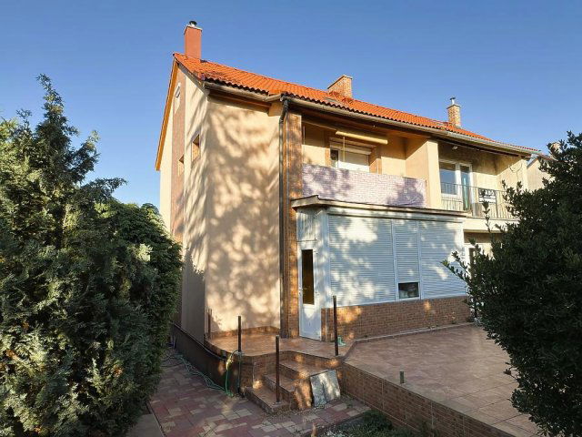 Eladó családi ház, Szentendrén 129.9 M Ft, 4 szobás