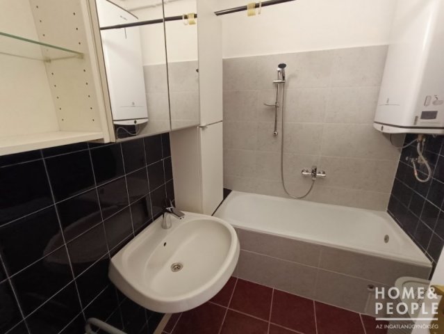 Eladó téglalakás, Szegeden 0.18 M Ft, 2 szobás