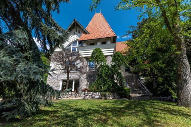 Eladó családi ház, Pécsett 250 M Ft, 7 szobás